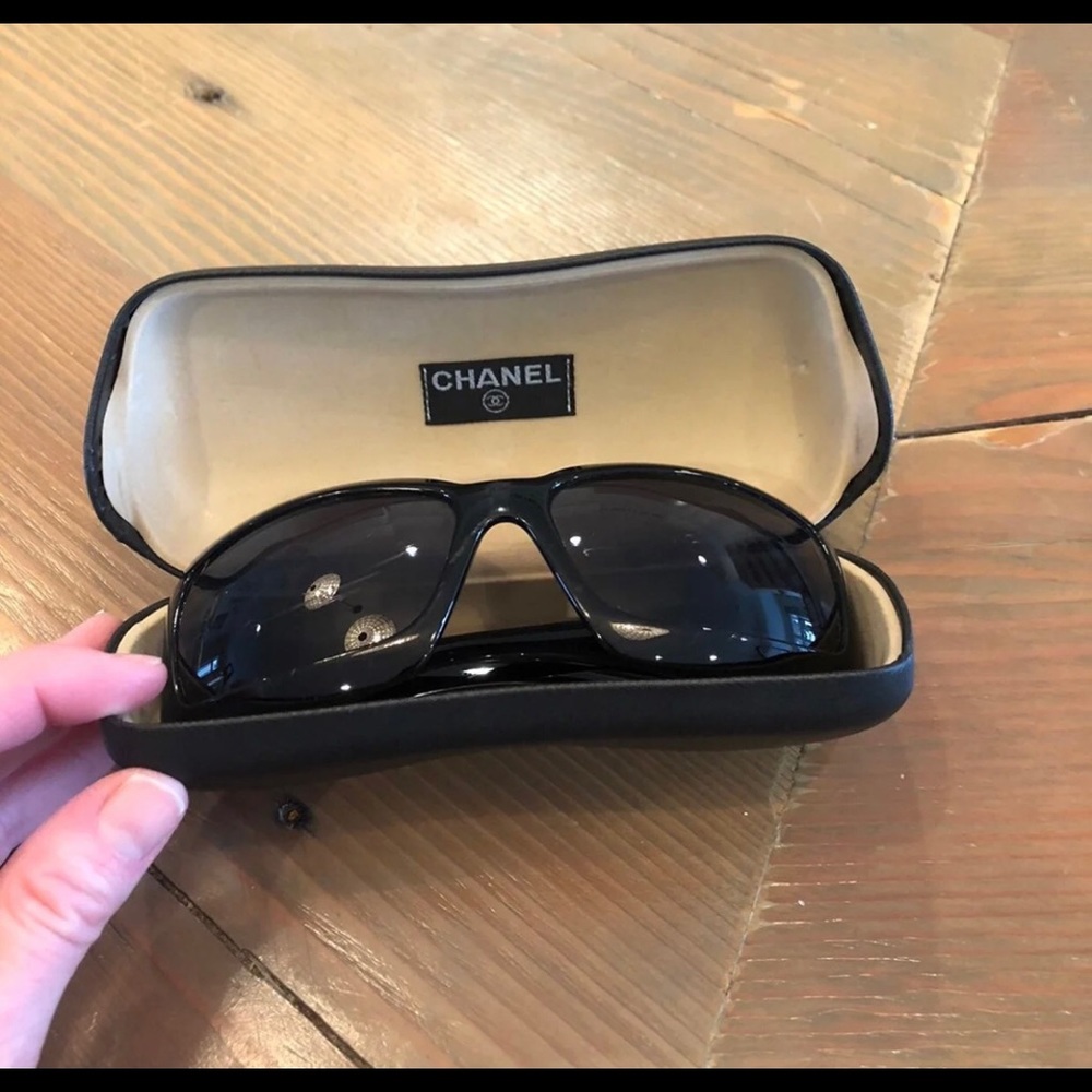 Chanel mother of pearl black sunglasses - Picture 9 of 9
